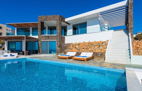 Property building, Day, Pool view, Swimming pool, sunbed