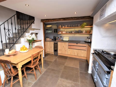 4 bed in Priestcliffe 57687 House in High Peak District