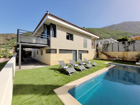 Property building, Garden, Mountain view, Swimming pool, Swimming pool, sunbed