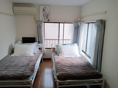 Bed, TV and multimedia, Bedroom