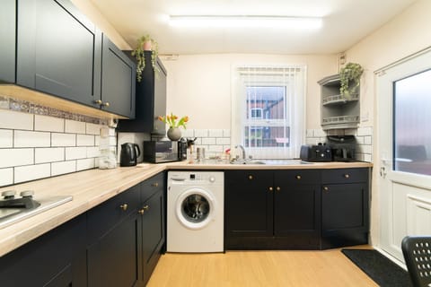 Orange Rentals- 4 Bedroom Home- FREE Parking- Steps away from Penny Lane Apartment in Liverpool