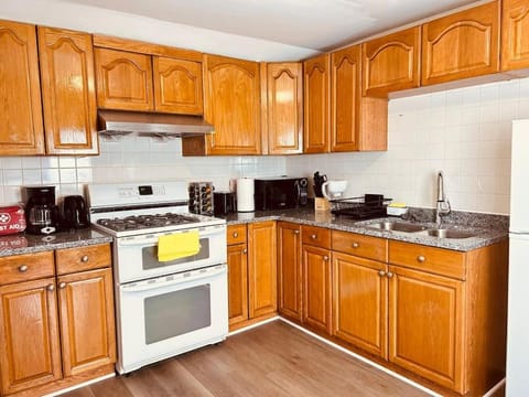 19 Malden 3Br Apt on 2F with WIFi and Free parking Condo in Malden