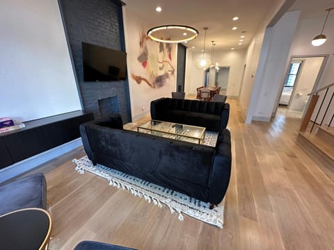 Luxe Urban Retreat Near United Center House in Chicago