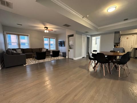 Spacious Wicker Park Hideaway with Parking! Maison in Wicker Park