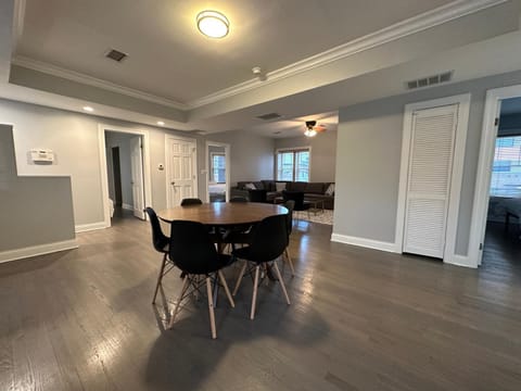 Spacious Wicker Park Hideaway with Parking! Maison in Wicker Park