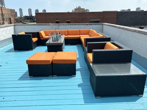 Wrigley Penthouse with Private Roof Deck and Parking House in Wrigleyville