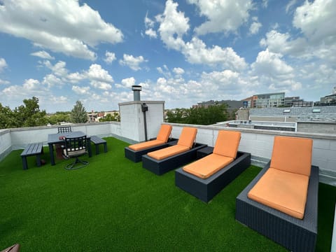 Wrigley Penthouse with Private Roof Deck and Parking House in Wrigleyville