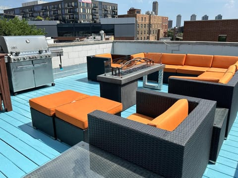 Wrigley Penthouse with Private Roof Deck and Parking Casa in Wrigleyville
