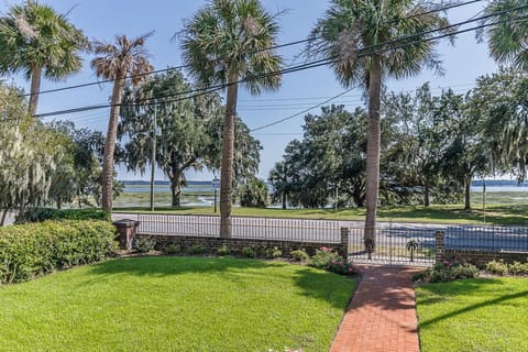 Historic Home Overlooking the Beaufort River Located on Bay St - Sleeps 10 House in Beaufort