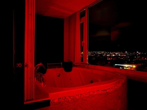 Spring, Night, Hot Tub, Balcony/Terrace, On site, City view, Landmark view, Mountain view, Street view