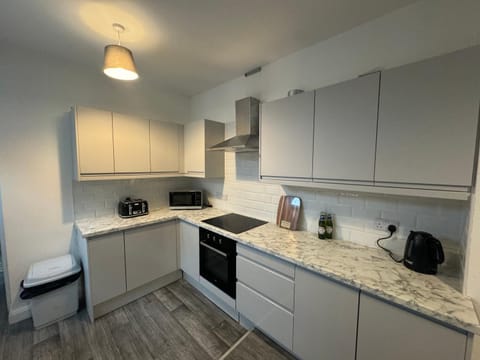 Stunning 4 bedroom 8 person 2 bathroom house! Apartment in Hull