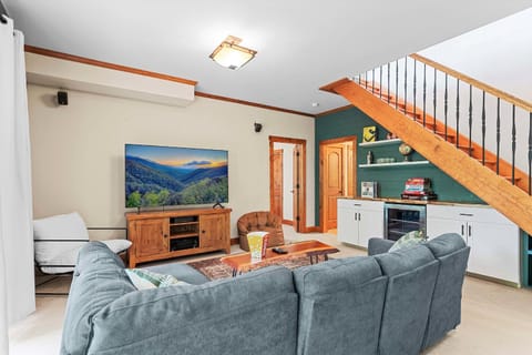Gorgeous 5 Bdr with Hot Tub - Walk to Holi-Mont! Chalet in Cattaraugus
