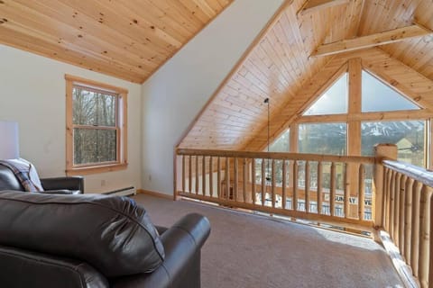 Chalet*Mountain Views*3-mins Sunday River*Hot Tub Chalet in Newry