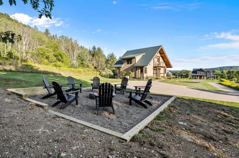 Walk to Village! Stunning timber chalet! Hot-Tub, Bonfire & more! House in Cattaraugus