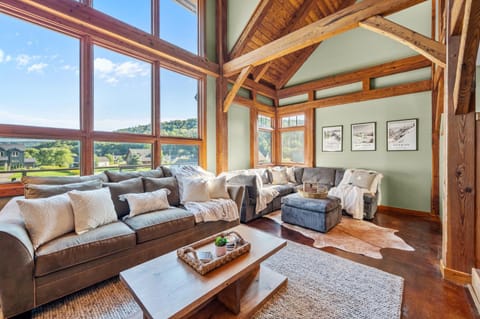 Walk to Village! Stunning timber chalet! Hot-Tub, Bonfire & more! Maison in Cattaraugus
