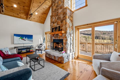 New & Stunning Chalet! Reno'd, Hot-Tub, Barrel Sauna, Slope Views, Fire Pit House in Cattaraugus