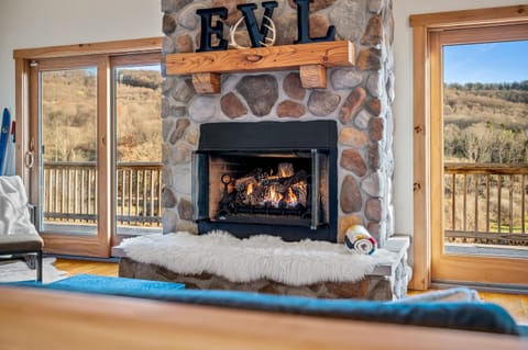 New & Stunning Chalet! Reno'd, Hot-Tub, Barrel Sauna, Slope Views, Fire Pit House in Cattaraugus
