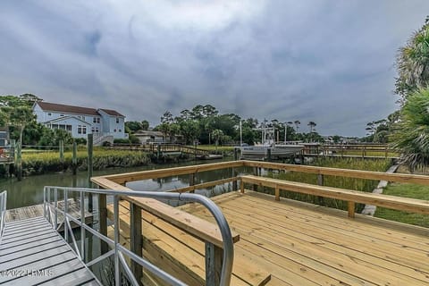 New Listing! Private dock close to beach access Haus in Fripp Island