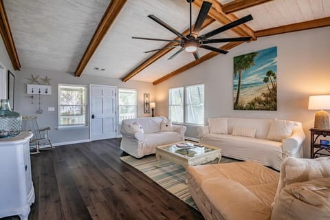 NEW - Walking distance to POOLS and BEACH House in Saint Helena Island