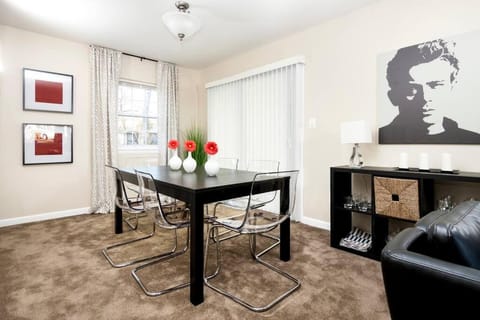 Perfect for family visits to Washington DC or UMD! Condominio in College Park