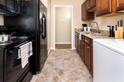 Perfect for family visits to Washington DC or UMD! Condo in College Park