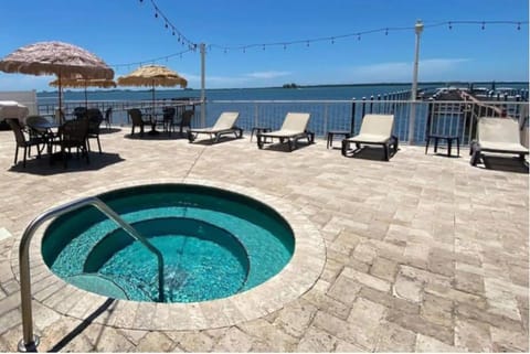 Waterfront Resort Condo with Balcony Close to Beaches Free Bikes Appartement-Hotel in Dunedin