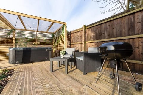 Cosy Hideaway Cottage In Sileby - Private Hot Tub House in Charnwood