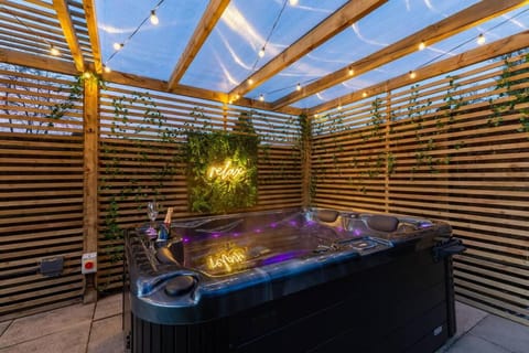 Cosy Hideaway Cottage In Sileby - Private Hot Tub House in Charnwood