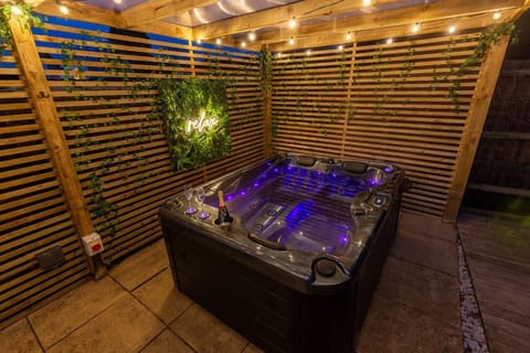 Cosy Hideaway Cottage In Sileby - Private Hot Tub House in Charnwood