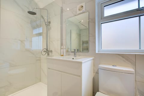 Large 4 Bedroom All Ensuite Bathroom in Brentwood with Sky TV & Lots of Parking Casa in Brentwood