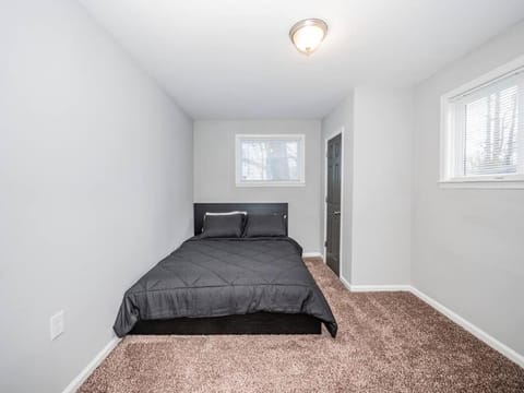 Newly renovated 3 bed/1 bath for visits to DC/UMD! Condo in Hyattsville