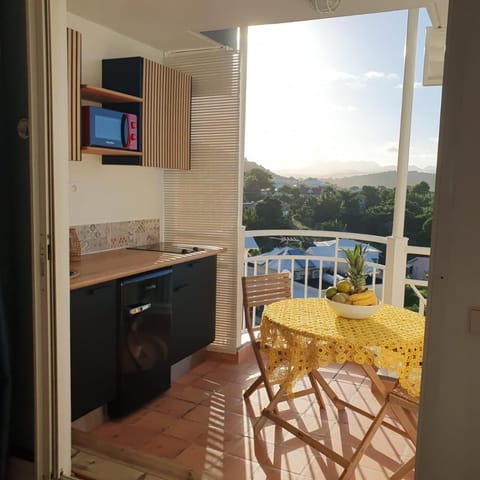 Balcony/Terrace, Kitchen or kitchenette, Dining area, Mountain view