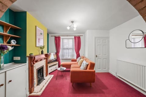 Beautiful 2 bedroom house Free Parking, Aylesbury, Adrenham st Maison in Aylesbury