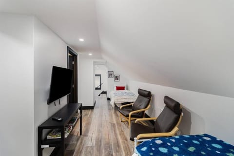 Sand & Sun Retreat,2 Living Rooms, Kids Play Area Maison in Michigan City