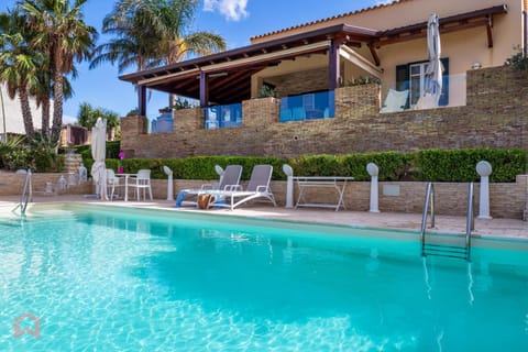 Property building, Patio, Day, Pool view, Swimming pool, sunbed