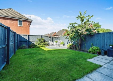 Property building, Day, Natural landscape, Garden, Garden view