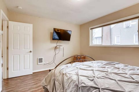 Beautiful 2 Bedroom Unit w/ FAST FREE WIFI House in Beaverton