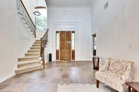 Luxury 5-bedroom house, Green belt, Majestic Oak Trees, Hot Outdoor 8 Person Spa. House in Austin