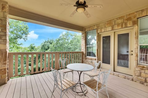 Luxury 5-bedroom house, Green belt, Majestic Oak Trees, Hot Outdoor 8 Person Spa. House in Austin