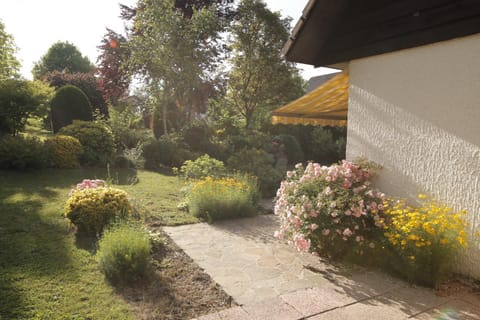 Lovely house with garden, jardin et terrasse Haus in Sévrier