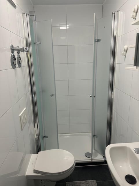 Shower, Toilet