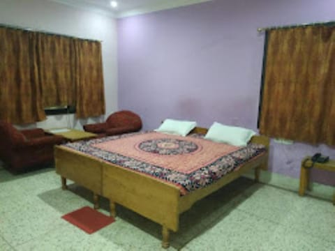 Bed, Photo of the whole room, Seating area, Bedroom