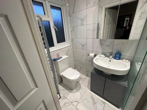 Ashcroft Quiet Garden House-London Luton Airport Vacation rental in Luton