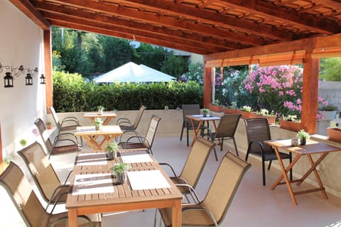 Restaurant/places to eat, Balcony/Terrace