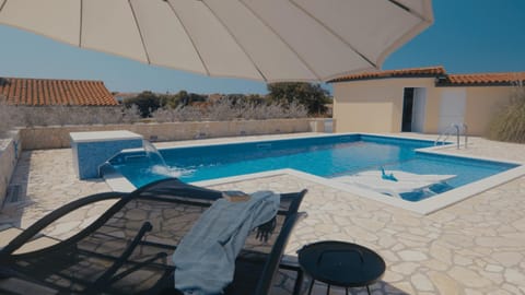 Day, Swimming pool