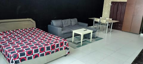 Private Room with Separate Bathroom and balcony Urlaubsunterkunft in Ajman