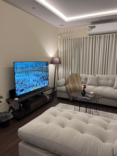 غرفة نوم وصالة بتصميم هادئ وفريد Apartment in Riyadh