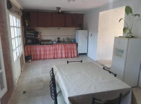 Kitchen or kitchenette, Dining area, minibar, pet friendly, stove