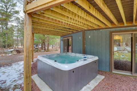 Pennsylvania Escape with Hot Tub, Deck, and Fire Pit! House in Hickory Run State Park