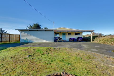 Pet-Friendly Washington Retreat with Hot Tub and Deck! House in Ocean Shores